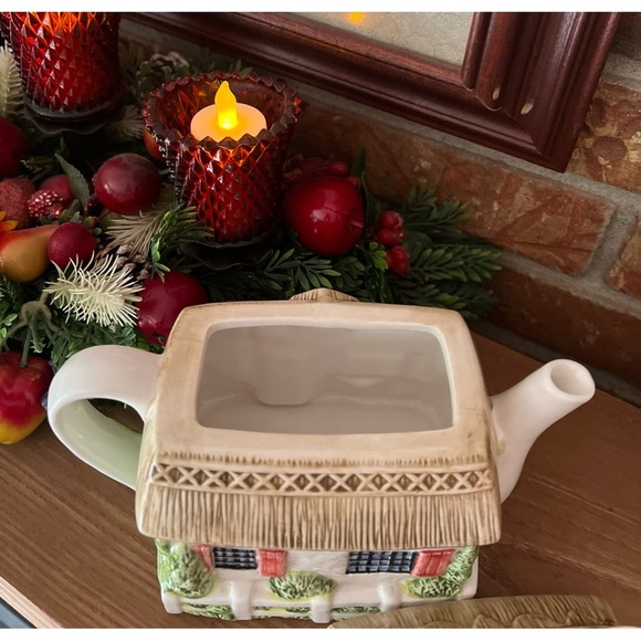 Rare Vintage Porcelain House
Shape Tea Pot - Picture 6 of 7